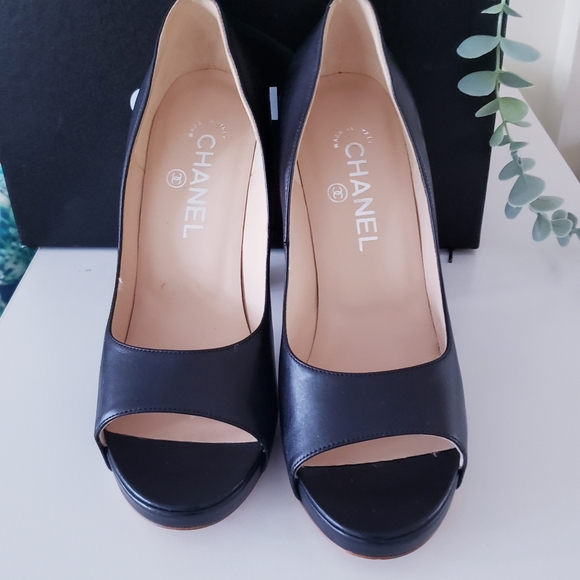 CHANEL NIB Black Leather CC Logo Silver Chain Peep Toe Cork Heel Pumps 37.5 - Picture 2 of 11